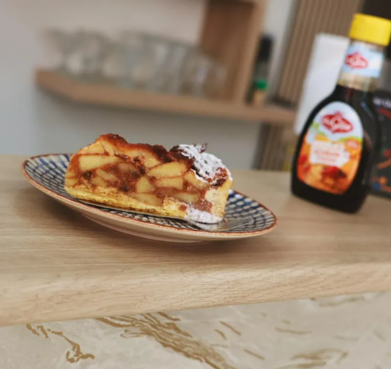 Appelgebak met slagroom