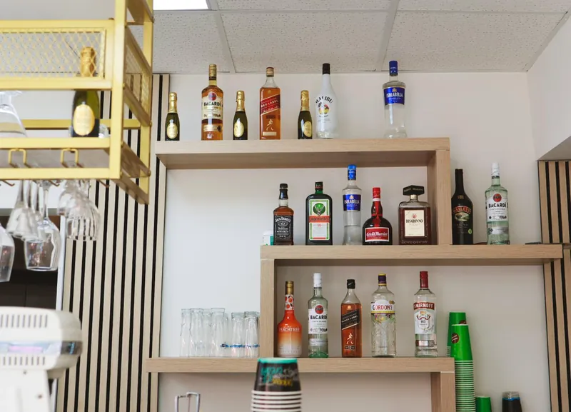De barkast met sterke drank en likeuren