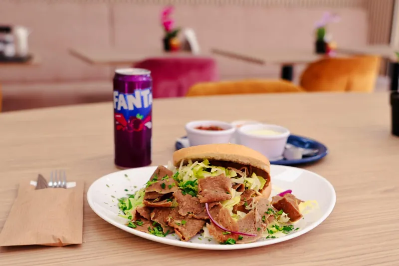 Broodje döner met salade en sauzen
