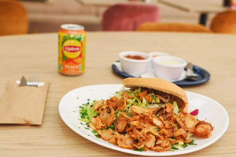 Broodje shoarma met salade en saus