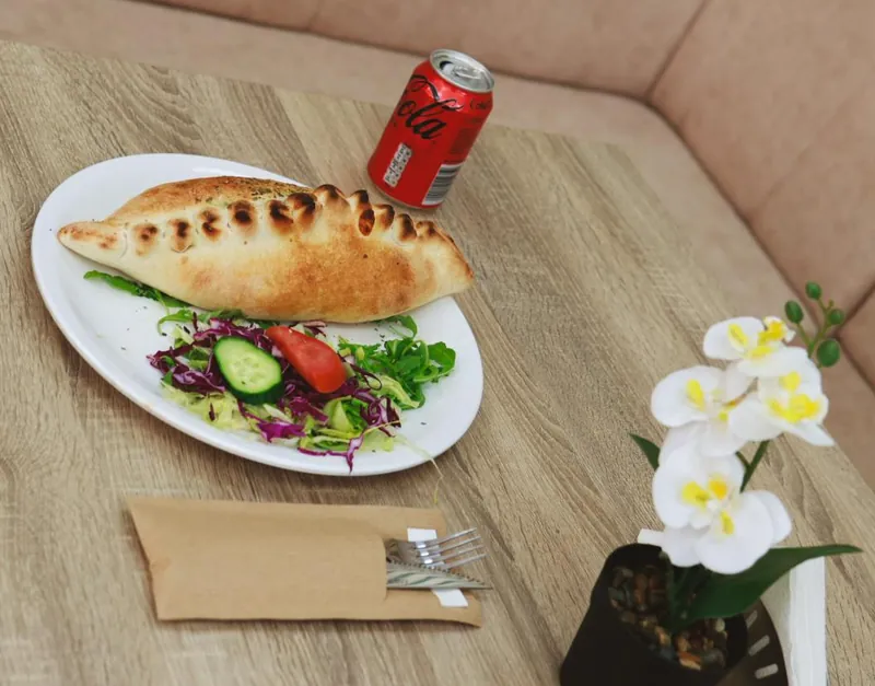 Calzone met salade en een frisdrankje