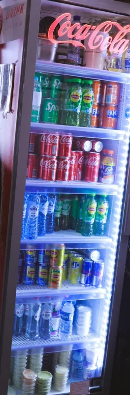 De koeling met frisdrank en water