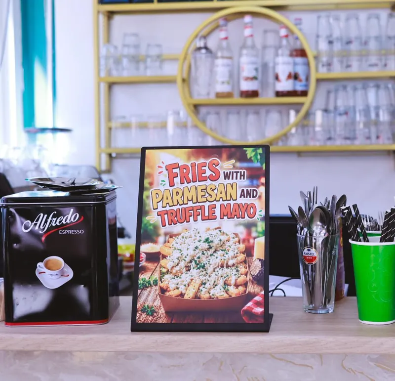 De espressobar met het bord voor friet met parmezaanse kaas en truffelmayo