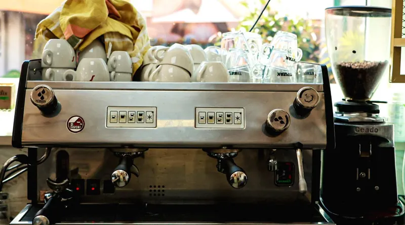 De espressomachine achter de bar