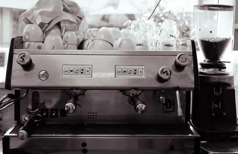 De espressomachine, in zwart-wit