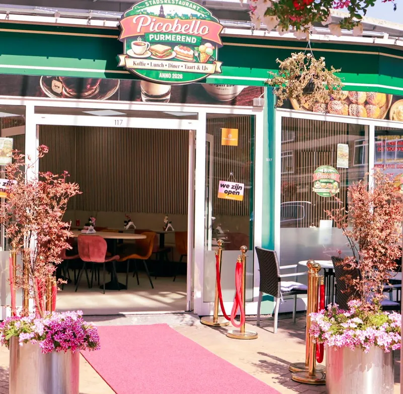 Het terras van Picobello aan het Wormerplein, met rode loper en bloembakken