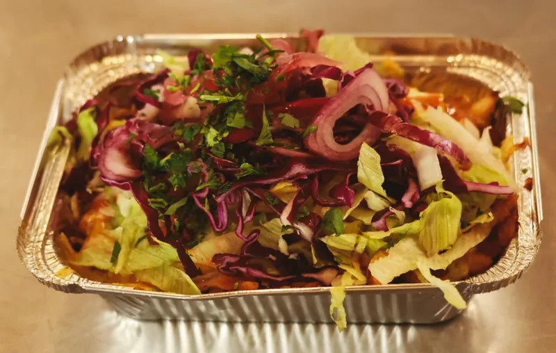 Een grote schaal frisse salade