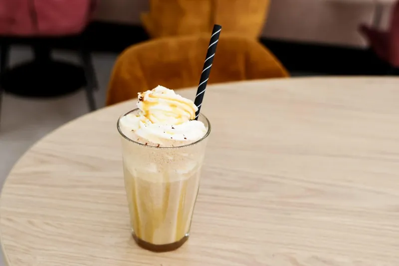 IJskoffie met slagroom en karamel