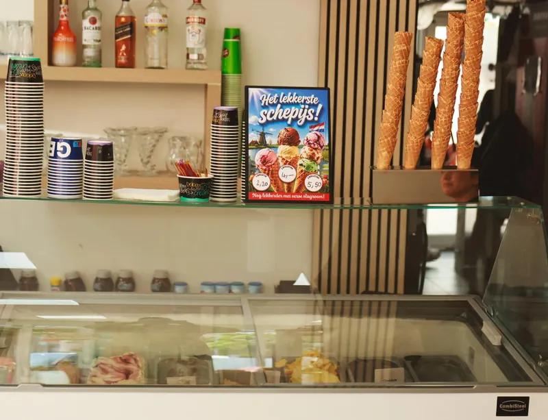 De ijsvitrine met verse hoorntjes