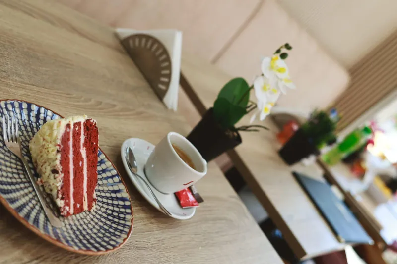 Koffie met gebak op tafel