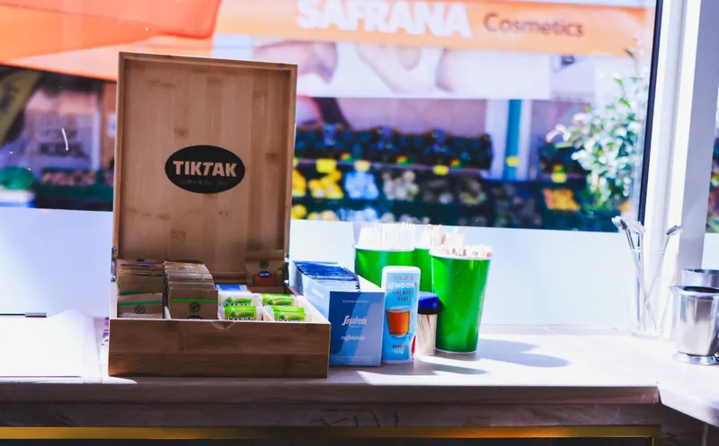 Bekers, suiker en melk klaar op de koffiebar