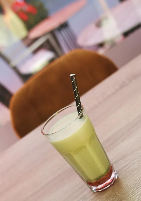 Een milkshake in een hoog glas