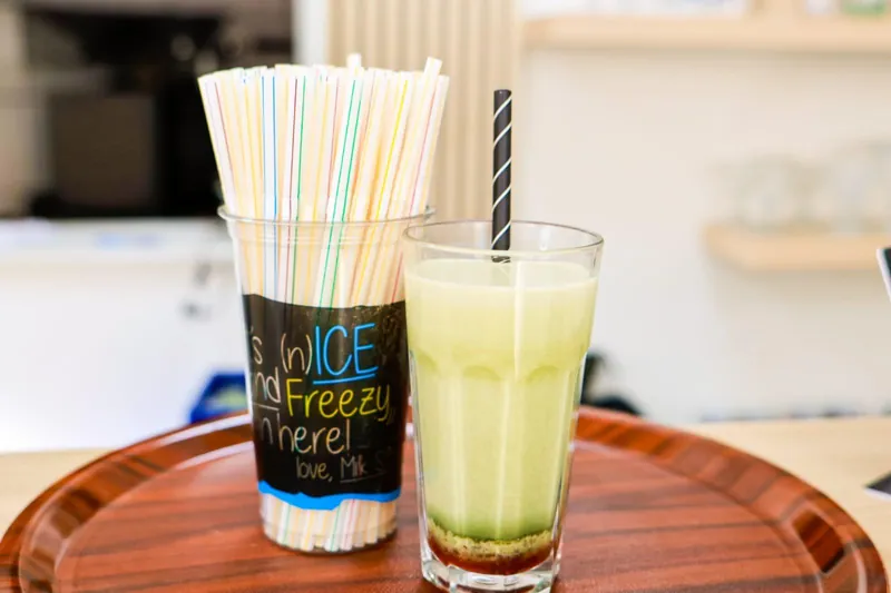Een milkshake met rietjes op tafel