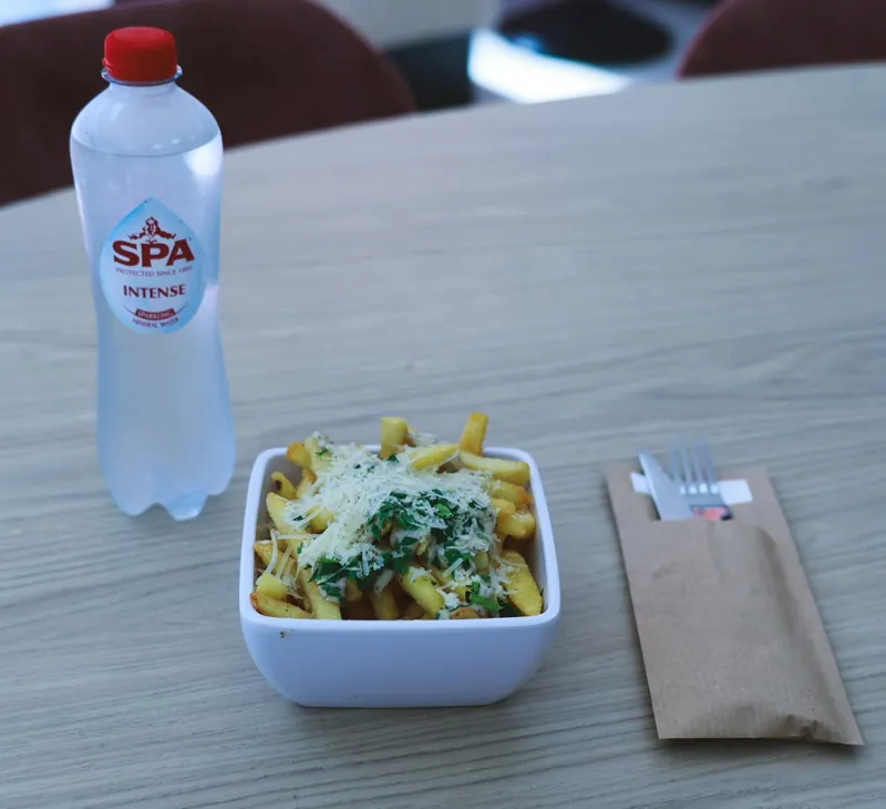 Penne met pesto en parmezaanse kaas
