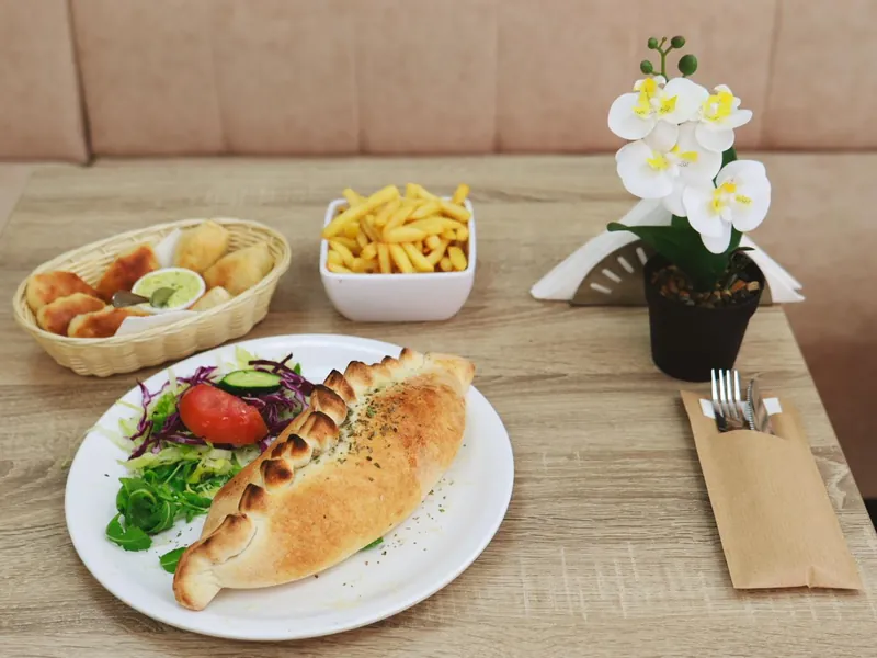 Turkse pide met salade en friet