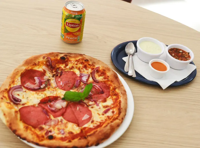 Pizza salami met knoflooksaus en chilisaus