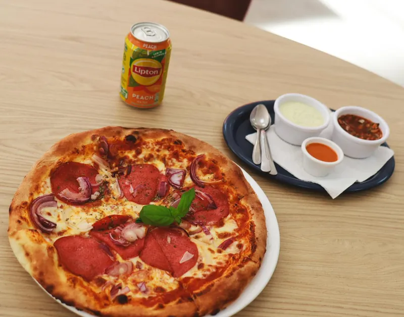 Pizza salami met rode ui