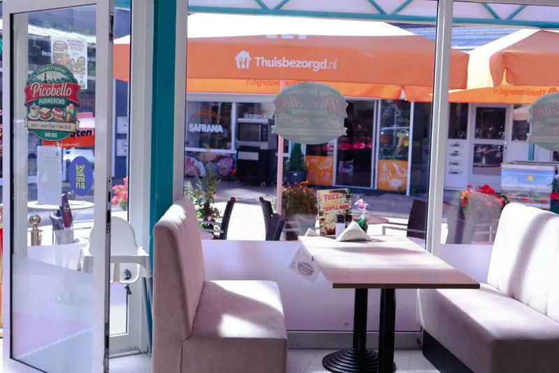 Een tafel bij het raam met uitzicht op het plein