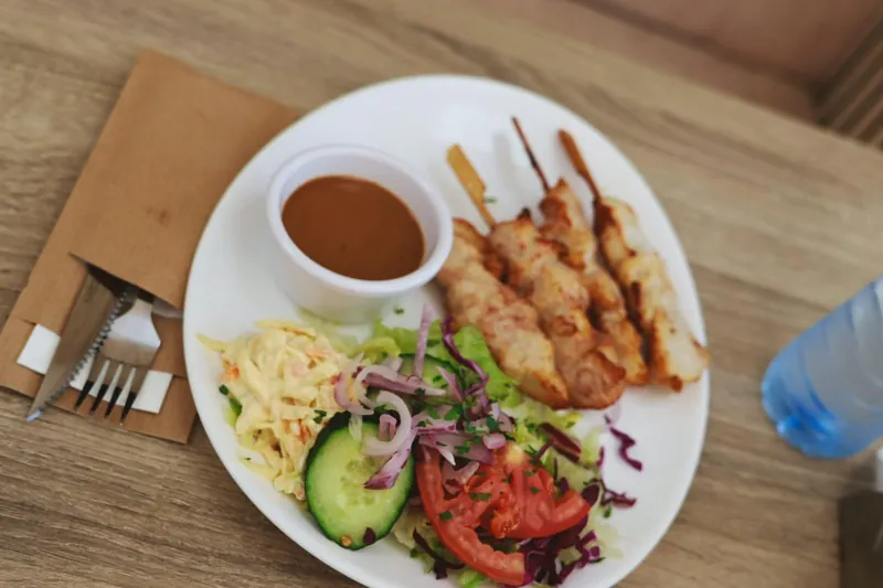 Saté met satésaus, salade en friet