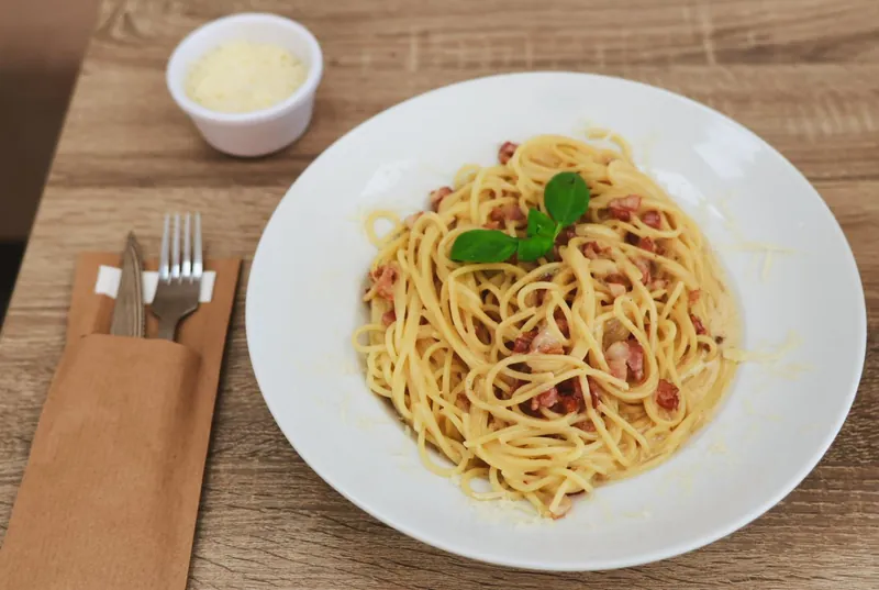Spaghetti carbonara met parmezaanse kaas