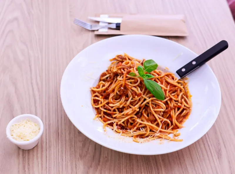 Spaghetti met tomatensaus en verse basilicum