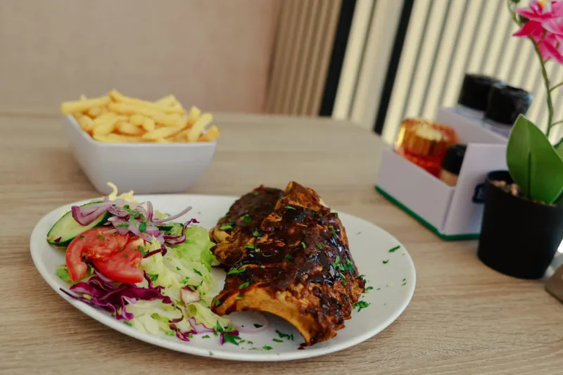 Spare ribs met friet en frisse salade